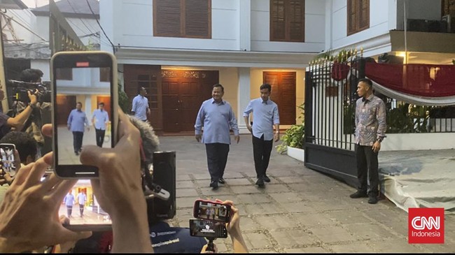 Capres nomor urut 2 Prabowo Subianto tiba di Kantor KPU bersama elite Partai Gerindra untuk mengikuti debat pertama Pilpres 2024.