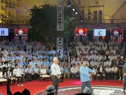 Aksi Joget Prabowo Usai Tanggapi Anies soal Penguatan Demokrasi