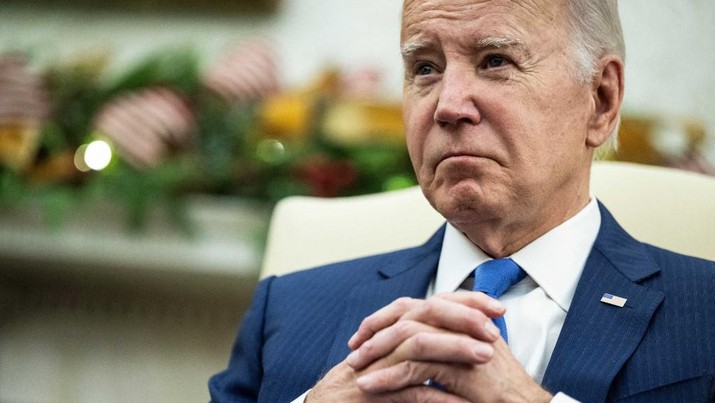 Presiden AS Joe Biden mengamati pertemuan dengan Presiden Angola Joao Lourenco di Ruang Oval Gedung Putih di Washington, DC, pada 30 November 2023. Presiden AS Joe Biden mengamati pertemuan dengan Presiden Angola Joao Lourenco di Ruang Oval Gedung Putih di Washington, DC, pada 30 November 2023. (Photo by ANDREW CABALLERO-REYNOLDS / AFP)