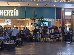Undang Tukang Bakso, Relawan Muda Prabowo-Gibran Nobar Debat di Mal Jaksel