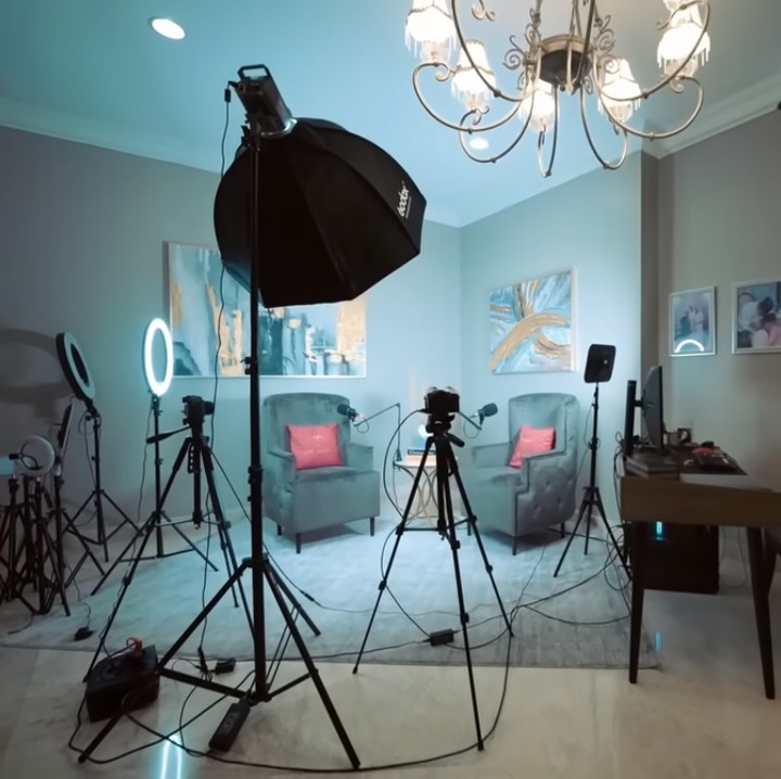 <p>Kemudian, Olla juga menunjukkan ruang kantor bernuansa putih yang disulap untuk keperluan Podcast. Di sini, biasanya Olla ngobrol dengan para bintang muda yang juga akan tayang di YouTube. (Foto: YouTube AH)<br /><br /><br /></p>