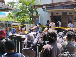 Guru SD Diduga Bunuh Diri Bersama Keluarga, Mulut Istri dan Anak Berbusa