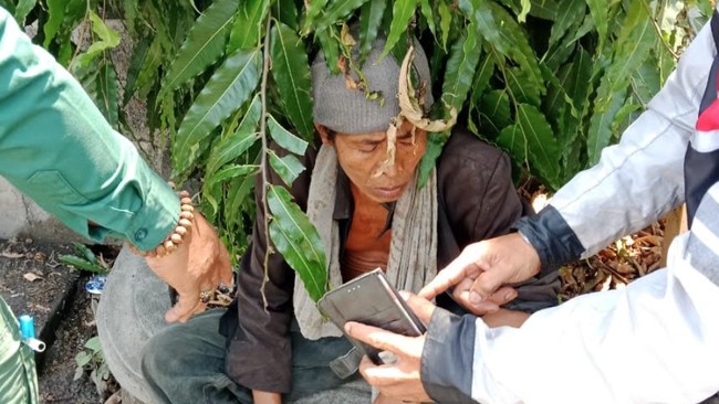 NY ditemukan dalam keadaan linglung saat penertiban gelandangan dan pengemis di Buleleng, Bali. Dia membawa uang Rp15 juta, diduga hasil menjual sapi.