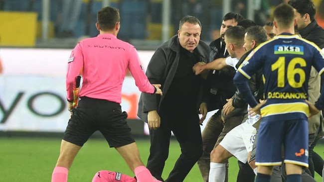 Presiden klub Ankaragucu, Faruk Koca telah ditangkap polisi usai melakukan aksi pemukulan terhadap wasit.