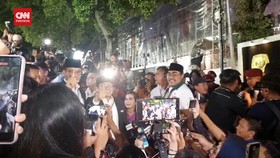 VIDEO: Anies-Cak Imin Pakai Jas dan Peci Hitam untuk Debat Pertama