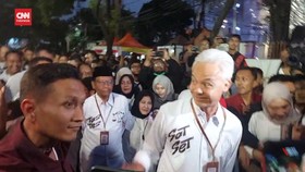 VIDEO: Ganjar-Mahfud Kompak Pakai Kemeja 'Sat Set' di Debat Pertama