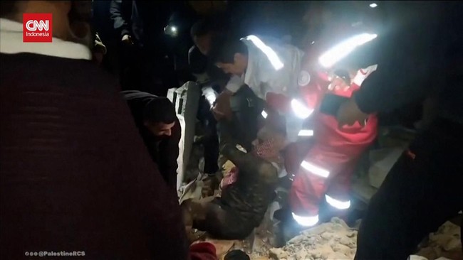 VIDEO: Momen Suami-Istri Diselamatkan dari Reruntuhan Di Gaza