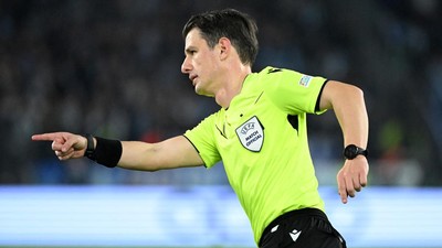 Halil Umut Meler adalah wasit 37 tahun asal Turki. Wasit kelahiran 1 Agustus 1986 itu kali pertama menjadi wasit FIFA pada 2017.