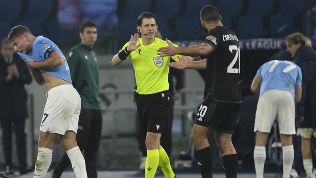 Berikut cara kerja kartu biru yang ditentang FIFA untuk diterapkan di pertandingan sepak bola level elite.