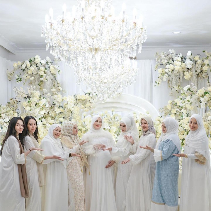 <p>Acara tasyakuran dan gender reveal ini juga dihadiri oleh kerabat dan teman-teman terdekat Tasyi. Semua tamu yang hadir juga tampak berbahagia atas kehamilan Tasyi, Bunda. (Foto: Instagram: @tasyiiathasyia)</p>
