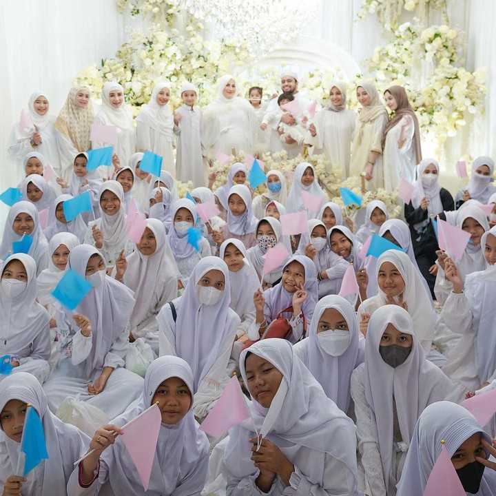 <p>Acara tasyakuran dan gender reveal Tasyi juga mengundang anak-anak yatim, Bunda. Mereka diajak untuk mendoakan dan memeriahkan acara ini. Dari gender reveal diketahui anak keempat Tasyi berjenis kelamin perempuan. (Foto: Instagram: @tasyiiathasyia)</p>