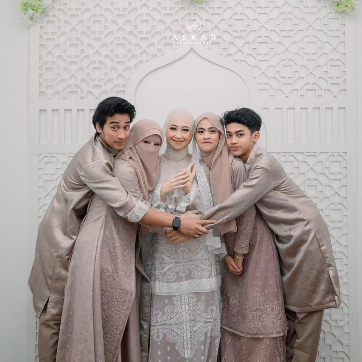 <p>Momen tersebut dibagikan Umi Pipik melalui media sosial Instagram pribadi. Dalam unggahan tersebut, terlihat potret Adiba dengan tangan yang sudah dihenna serta berkumpul bersama ibunda dan adik-adiknya. (Foto Instagram @_ummi_pipik_)<br /><br /><br /></p>