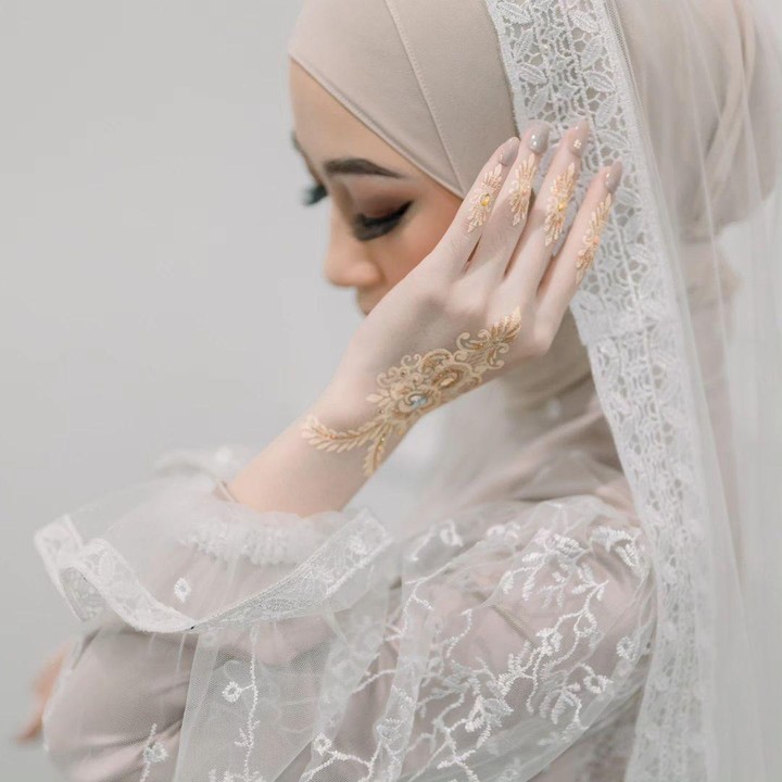 <p>Sebagai informasi, malam bainai merupakan tradisi memerahkan kuku calon pengantin perempuan Minangkabau. Acara ini berlangsung di malam sebelum akad nikah dilakukan, Bunda. (Foto Instagram @_ummi_pipik_)<br /><br /><br /></p>