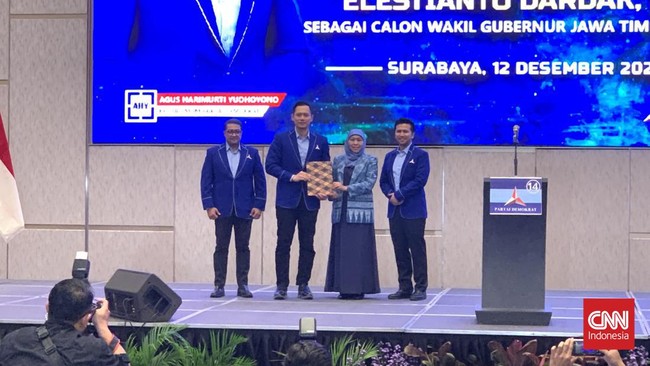 AHY menyerahkan langsung dukungan Demokrat kepada Khofifah untuk maju pada Pilgub 2024 mendatang.