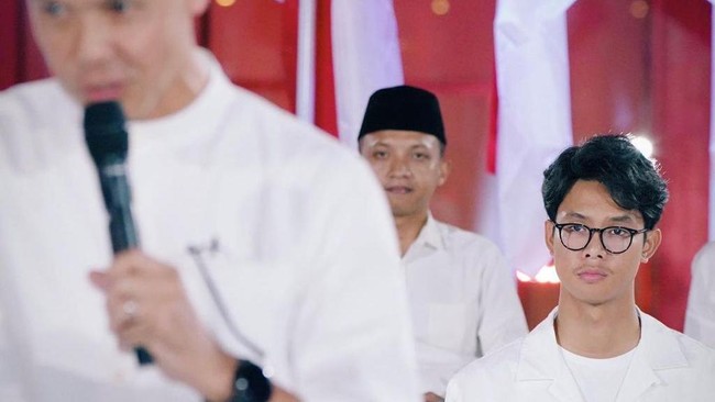 Putra Ganjar Pranowo, Alam Ganjar, sempat bertegur sapa dengan calon wakil presiden nomor urut dua, Gibran Rakabuming Raka, di sela-sela debat pertama capres.
