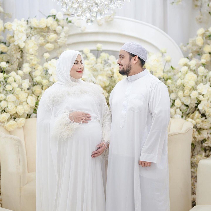 <p>Dalam acara tasykuran sekaligus gender reveal ini Tasyi tentu saja ditemani oleh sang suami, Syech Zaki Alatas. Keduanya kompak menggunakan baju muslim bernuansa putih, senada dengan hiasan yang digunakan pada acara ini. (Foto: Instagram: @tasyiiathasyia)</p>