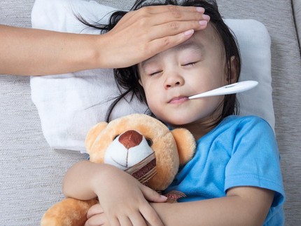 9 Ciri Demam karena Kecapekan pada Anak dan Pertolongan Pertama yang Tepat