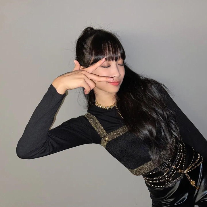 <p>Namun setelah bergabung dengan SECRET NUMBER, ia selalu mendapatkan kejutan di hari ulang tahunnya. Para member SECRET NUMBER menyiapkan dekorasi Natal dan mengajak Dita berkumpul. Mereka kemudian memberikan kue dan hadiah ulang tahun untuk Dita. (Foto: Instagram @secretnumber.official)</p>