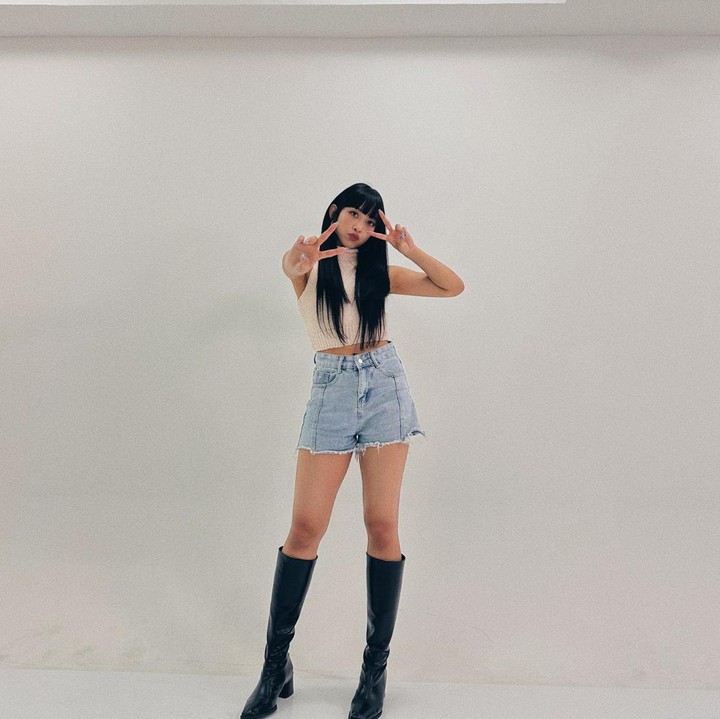 <p>Dita Karang sukses melebarkan sayap di Korea Selatan. Ia menjadi K-Pop idol lewat grup SECRET NUMBER. Tepat di hari Natal, perempuan asal Yogyakarta ini berulang tahun, lho. Pemilik nama lengkap Anak Agung Ayu Puspa Aditya Karang ini sudah berusia 27 tahun, Bunda. Ia lahir pada 25 Desember 1996. (Foto: Instagram @secretnumber.official)</p>