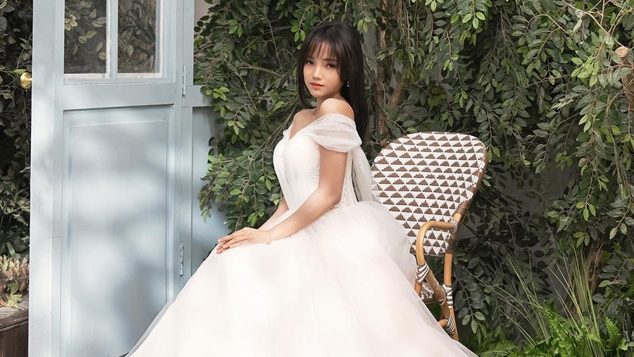 Fuji Pakai Gaun Pengantin Fuji Pakai Gaun Pengantin