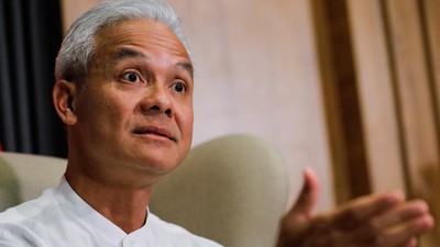 Ganjar Cerita Ortu Pernah Terlilit Utang Rentenir Demi Biayai Kuliah Ganjar Pranowo mengaku orang tuanya pernah terlilit utang dari rentenir karena membiayai kuliah anak-anak.