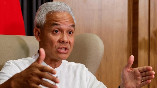 Capres nomor urut 3 Ganjar Pranowo menyoroti aksi Presiden Joko Widodo mengumpulkan Papdesi di Istana Negara pada Jumat (29/12).