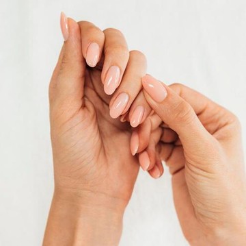 Cari Tahu Tentang Syrup Nails, Tren Manikur yang Kembali Viral di 2025!