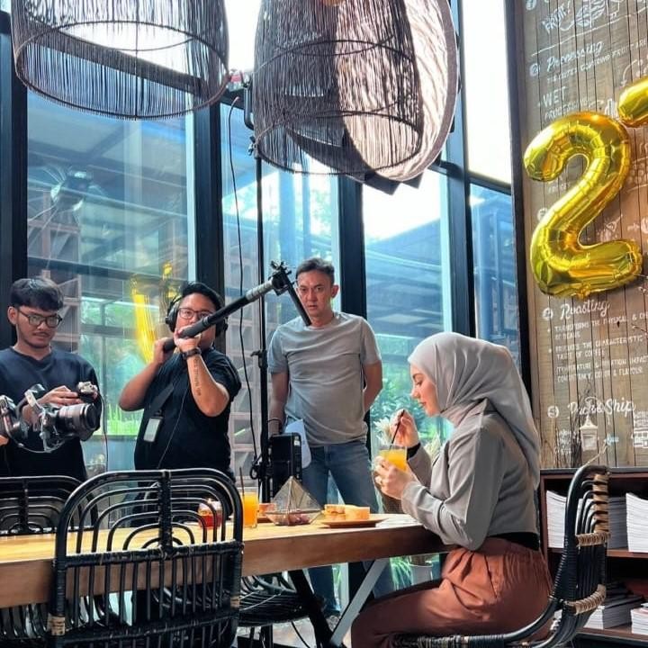 <p>Irish Bella menarik perhatian dengan kesehariannya belakangan ini, Bunda. Usai menggugat cerai Ammar Zoni, bunda dua orang anak tersebut tampak sibuk bekerja. (Foto: Instagram @_irishbella_)<br /><br /><br /></p>