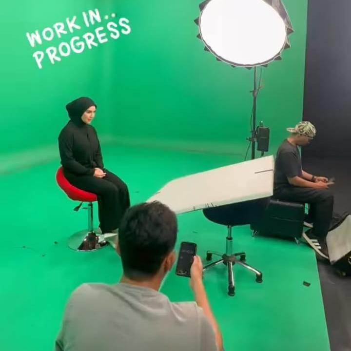 <p>Di postingan lainnya, bintang film <em>Madu Murni</em> ini juga terlihat syuting untuk kepentingan lainnya. Pemilik nama asli Yris Jetty Dirk de Beule tersebut tampaknya ingin fokus berkarier demi kedua putranya, ya. (Foto: Instagram @_irishbella_)<br /><br /><br /></p>