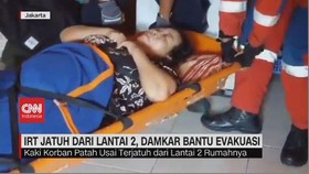 VIDEO: IRT Jatuh Dari Lantai 2, Damkar Bantu Evakuasi