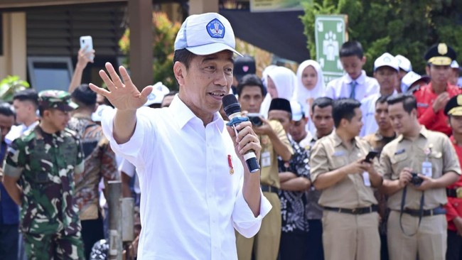 Seorang mahasiswi Universitas Gunadarma Ibu Kota Nusantara (IKN) mengundang tawa hadirin karena menolak sepeda hadiah dari Presiden Joko Widodo.