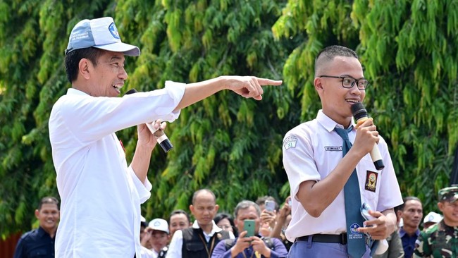Presiden Jokowi sempat meminjam topi dari siswa SMK 1 Kedungwuni karena mengaku kepanasan saat berada di Pekalongan, Jawa Tengah.