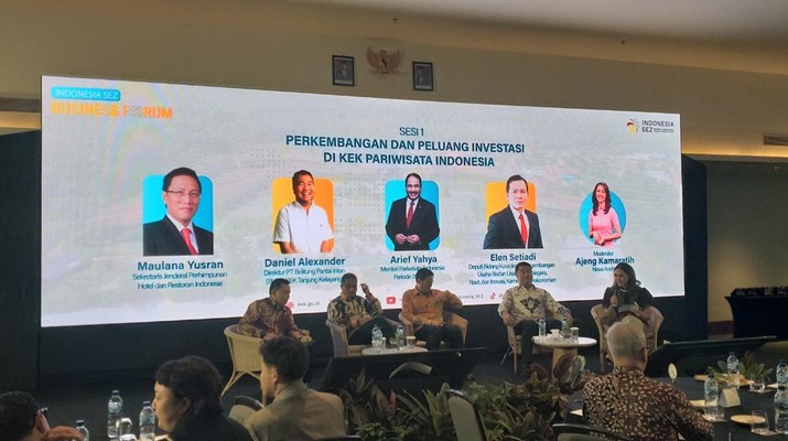 Sesi I Paparan di Business Forum bertajuk 'Peluang Bisnis dalam Sektor Manufaktur dan Sektor Pariwisata di Kawasan Ekonomi Khusus Indonesia' di Bangka Belitung, Rabu (13/12/2023). (CNBC Indonesia/Revo Gilang)