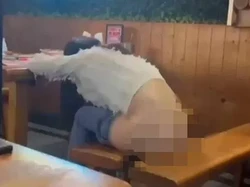 Kacau! Ada Pelanggan Mabuk yang Buang Air di Tengah Restoran
