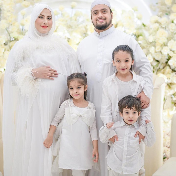 <p>Ketiga anak Tasyi dan Syekh yaitu, Malik, Noora, dan Ali juga menggunakan baju bernuansa putih, Bunda. Keluarga kecil ini nampak sangat bahagia karena akan menyambut anggota baru di keluarga mereka. (Foto: Instagram: @tasyiiathasyia)</p>