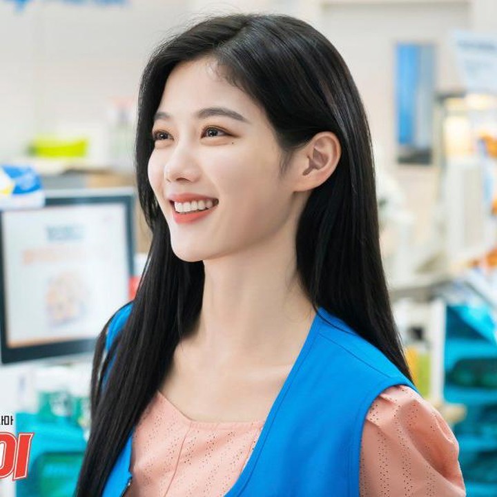 <p>Lalu di tahun 2020, Kim Yoo Jung beradu akting dengan Ji Chang Wook dalam drama Korea <em>Backstreet Rookie</em>. (Foto: SBS)</p>