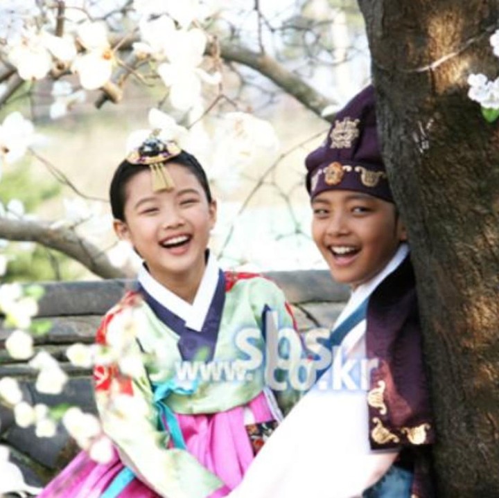 <p>Kim Yoo Jung debut sebagai model dan akting di usia empat tahun. Ia meraih penghargaan pertamanya sebagai <em>Best Child Action</em> di drama Korea <em>ljimae</em> pada 2008. Dalam drama ini, Yoo Jung berperan sebagai Byeon Eun Chae muda. (Foto: SBS)</p>