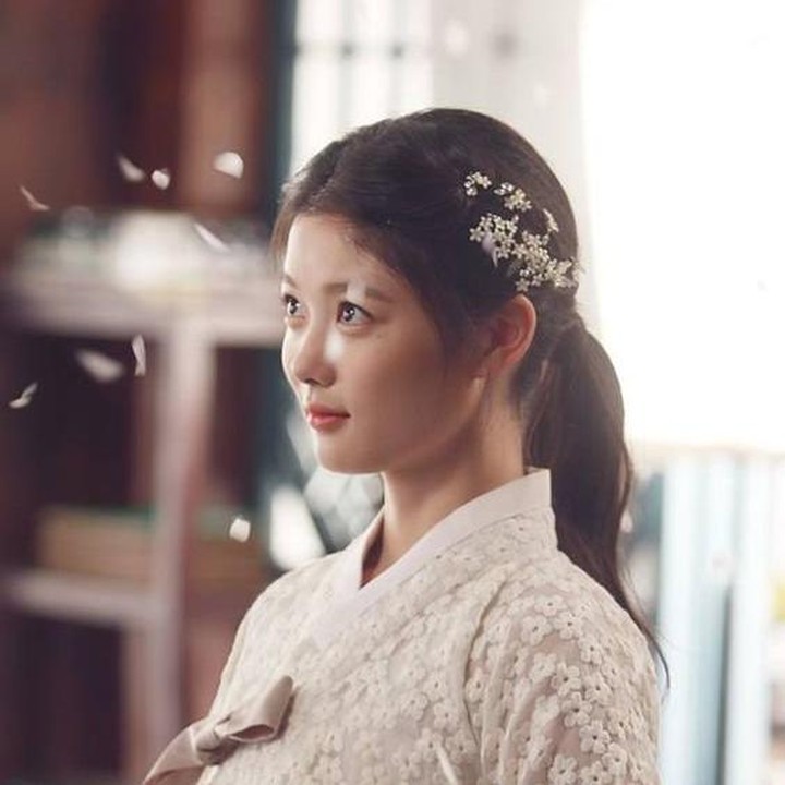 <p>Setelah itu, ia mendapatkan peran dewasa di drama Korea <em>Love in the Moonlight</em>. Dalam drama Korea ini ia berperan sebagai Hon Ra On dan beradu akting dengan aktor Park Bo Gum di tahun 2016. (Foto: KBS)</p>