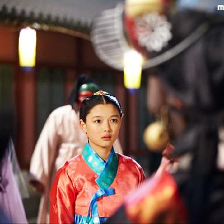 <p>Kemudian di tahun 2012, Kim Yoo Jung membintangi drama Korea populer, <em>Moon Embracing the Sun.</em> Dalam drama ini, ia berperan sebagai Lady Heo Yeon Woo muda. (Foto: MBC)</p>