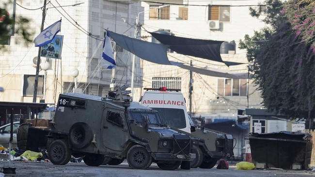 Tiga warga Palestina tewas dalam dua bentrokan terpisah dengan tentara Israel, di Tepi Barat, pada Senin (15/1).