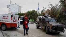 FOTO: Militer Israel Blokade Ambulans saat Serangan Udara di Jenin