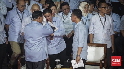 Seorang prajurit aktif bernama Mayor Teddy disorot karena duduk di barisan TKN Prabowo-Gibran saat debat pertama capres. TNI bereaksi.