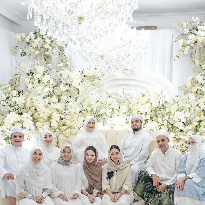 <p>Pada foto yang diunggah Tasyi terlihat juga sebuah foto bersama dengan keluarga besar. Namun, tak terlihat keluarga dari pihak Tasyi seperti sang ibu yang akrab disapa Bu Ala dan saudara kembarnya Tasya Farasya. (Foto: Instagram: @tasyiiathasyia)</p>