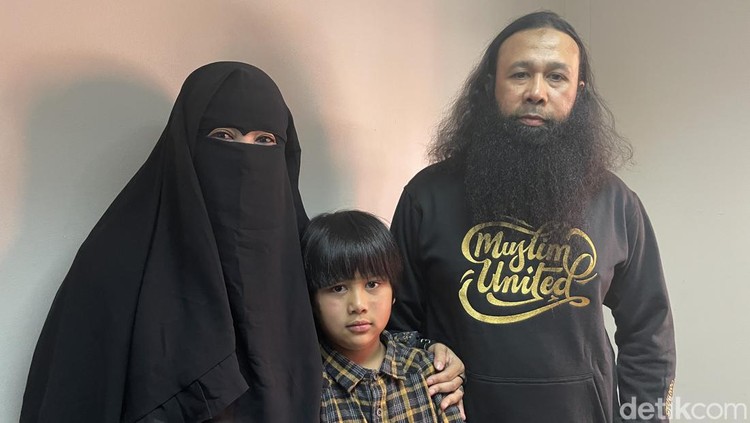 Peggy Melati Sukma dan suaminya, Reza Abdul Jabbar, ditemui di kawasan Transmedia pada Rabu (13/12/2023).