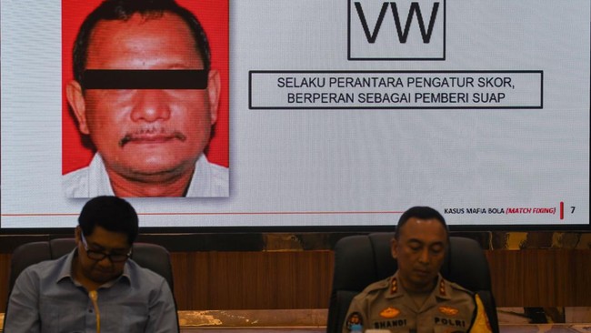 Kapolri menyebut Vigit Waluyo menjadi tersangka kasus mafia bola yang berperan sebagai aktor intelektual dan pemberi suap dalam pengaturan skor.