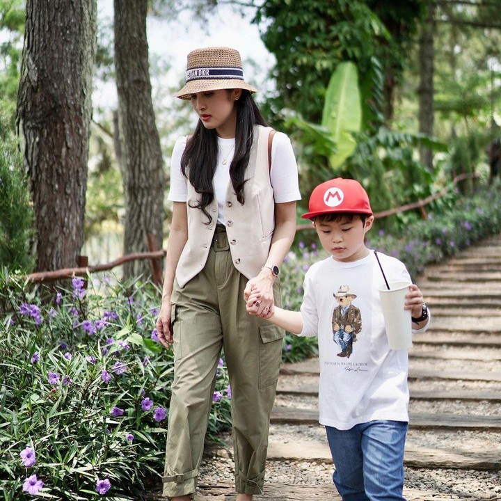 <p>Anak kedua Sandra Dewi, Mikael, kerap wara-wiri di akun Instagram sang Bunda. Dalam sebuah unggahan, seorang netizen sempat salah fokus dan mengatakan Mika mirip dengan artis Korea. "Si Adik mirip Cha Eun Woo," papar netizen dengan emotikon hati. (Foto: Instagram: @sandradewi88)</p>