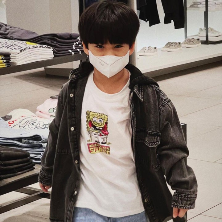 <p>Anak pertama Putri Titian, Iori, memiliki gaya yang fashionable, Bunda. Ketika melihat Iori, tak sedikit yang mengatakan seperti melihat aktor Korea, lho. "Duh kayak Oppa Oppa Korea nih. Sarangharo," tulis seorang netizen. "<em>Vibes</em>-nya aktor Korea banget Iori," ungkap yang lainnya. (Foto: Instagram: @putrititian)</p>