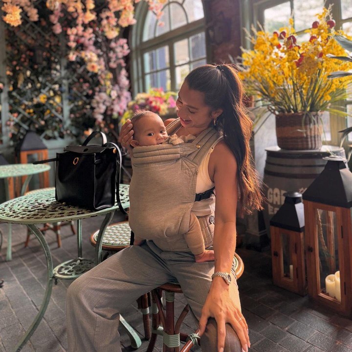<p>Melihat dari laman Instagram-nya, Jennifer Bachdim sendiri kerap mengunggah potretnya bersama Kiro. Dalam beberapa kesempatan, perempuan yang akrab disapa Mama Jen ini terlihat sering menggendong Kiro, lho. (Foto: Instagram: @jenniferbachdim)</p>