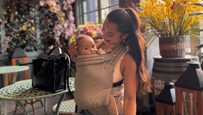 Potret Jennifer Bachdim Gendong Kiro