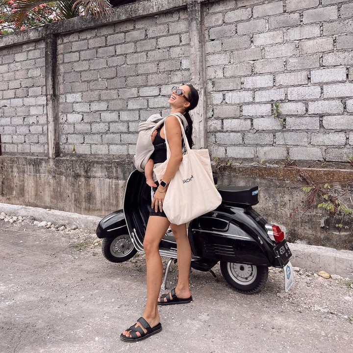 <p>Gayanya menggendong Kiro sambil membersihkan pantai ini juga  mencuri perhatian netizen, Bunda. Banyak yang menyebut Jennifer tetap anggun dan lincah meski menggendong bayi. (Foto: Instagram: @jenniferbachdim)</p>